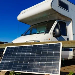 camper met zonnepaneel